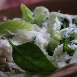 Салат из круглой белой редьки и шпината