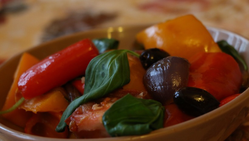 Теплый итальянский салат из болгарского перца и помидоров